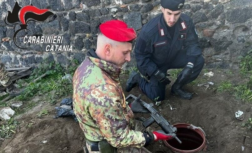 Paternò, arrestato allevatore con un arsenale del clan Assinnata