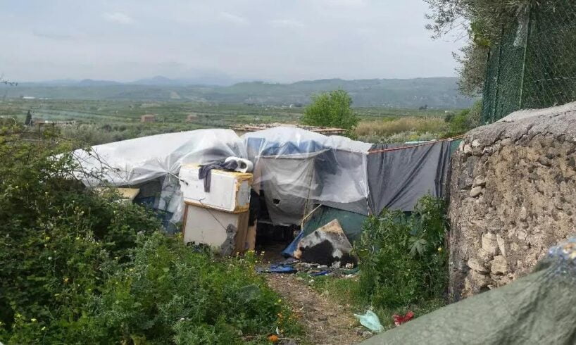 La decisione del sindaco di Paternò Nino Naso di sgomberare l’area di Ciappe Bianche dove si trova una baraccopoli con lavoratori stranieri sta provocando una serie di polemiche.