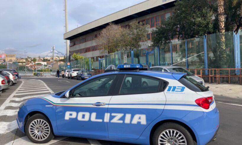 Catania, 14 Daspo per i tifosi del Monopoli: in due minivan avevano bombe carta e fumogeni