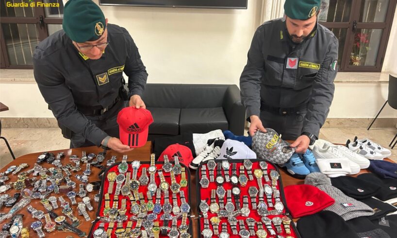 Catania, “a’ Fera ‘o Luni” sequestrati oltre 1000 articoli contraffatti: orologi Rolex e Patek Philippe, capi firmati Armani e Moncler