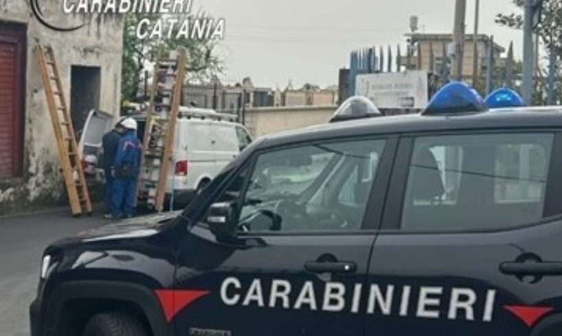 Biancavilla, allacci abusivi per capannone e casa e deposito irregolare di legname: 64enne pregiudicato ai domiciliari