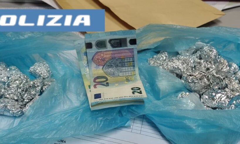 Adrano, pusher 24enne in manette dopo ‘allarme’ dei cittadini: addosso e in casa aveva marijuana