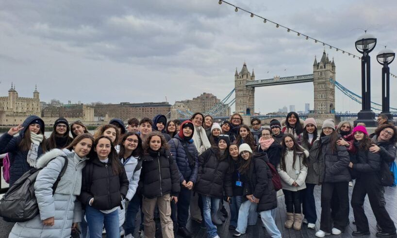 Indimenticabile esperienza a Londra per gli studenti della scuola "Luigi Sturzo" di Biancavilla. Un gruppo di giovani studenti della scuola secondaria di primo grado "Luigi Sturzo" ha fatto ritorno da un'indimenticabile esperienza di vacanza all'estero nella vivace metropoli di Londra.