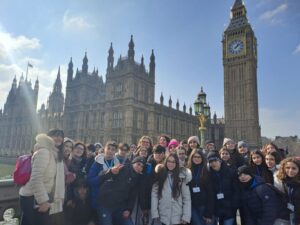 Indimenticabile esperienza a Londra per gli studenti della scuola "Luigi Sturzo" di Biancavilla. Un gruppo di giovani studenti della scuola secondaria di primo grado "Luigi Sturzo" ha fatto ritorno da un'indimenticabile esperienza di vacanza all'estero nella vivace metropoli di Londra.