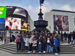 Indimenticabile esperienza a Londra per gli studenti della scuola "Luigi Sturzo" di Biancavilla. Un gruppo di giovani studenti della scuola secondaria di primo grado "Luigi Sturzo" ha fatto ritorno da un'indimenticabile esperienza di vacanza all'estero nella vivace metropoli di Londra.