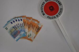 Adrano, 20enne trova 600 euro al Postamat dimenticati da un’anziana: li consegna alla Polizia