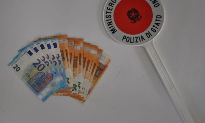 Adrano, 20enne trova 600 euro al Postamat dimenticati da un’anziana: li consegna alla Polizia