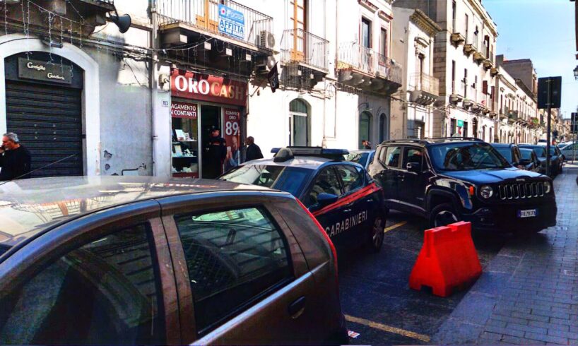 Paternò, rapina a un “Oro Cash” di via Vittorio Emanuele: malvivente a volto coperto e armato di una mazza