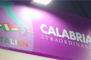 Turismo, Sicilia e Sardegna escluse dal logo dell’Italia: nello stand della Calabria alla Fiera Vacanze di Vienna