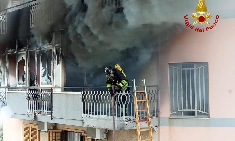 Acireale, in via Cervo appartamento in fiamme: tratti in salvo un bambino e due adulti