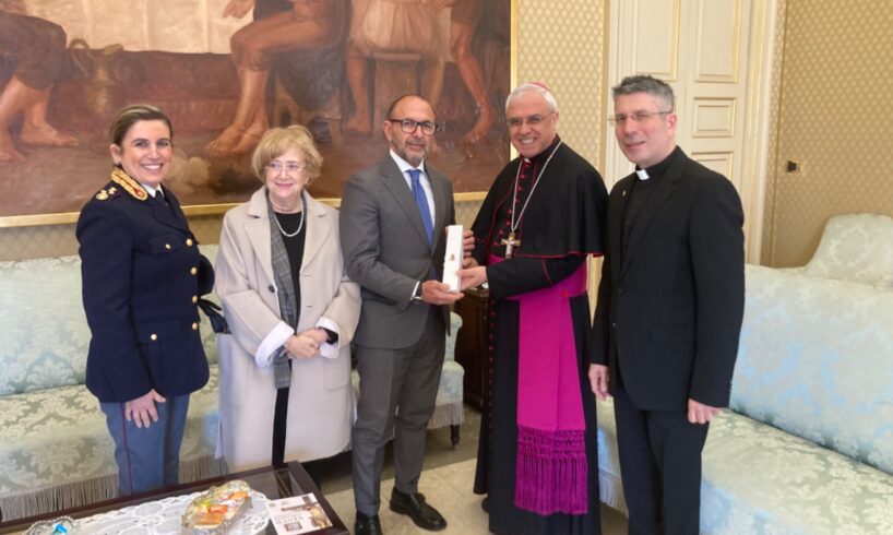 Catania, Prefetto e Questore donano all’Arcivescovo l’olio del Giardino della Memoria di Capaci: sarà consacrato nella messa del Giovedì Santo