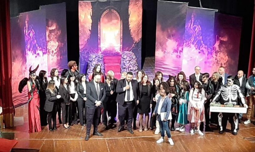 Adrano, gran successo dei ‘Diavulazzi’ dell’ARS al Teatro Bellini: applausi per i giovani attori del centro di formazione