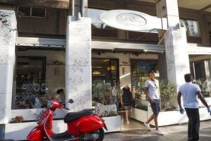 Catania, raid punitivo al Caffè Europa: mega rissa dentro e fuori il locale