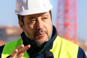 Salvini lancia il “salva-case” per regolarizzare le piccole difformità. Le opposizioni: “È un nuovo condono edilizio”