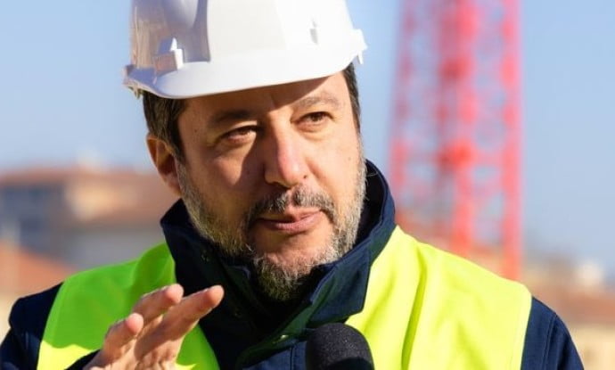 Salvini lancia il “salva-case” per regolarizzare le piccole difformità. Le opposizioni: “È un nuovo condono edilizio”