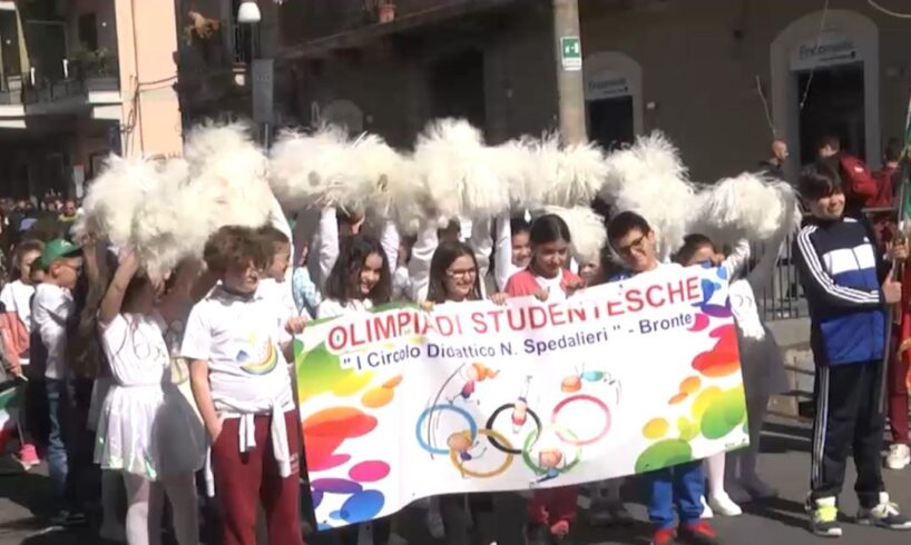 Bronte, oltre mille scolari alle “Olimpiadi studentesche”. L’ass. De Luca: “Evento che coinvolge tutta la comunità” (VIDEO)