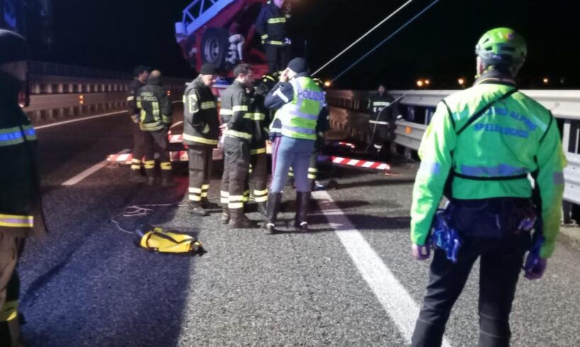 Giarre, corpo senza vita di un uomo recuperato sotto un cavalcavia della Catania-Messina