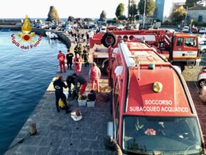 Acireale, Vigili del Fuoco salvano uomo caduto in mare con l'auto