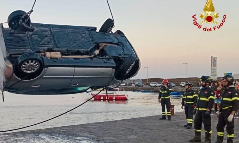 Acireale, Vigili del Fuoco salvano uomo caduto in mare con l'auto