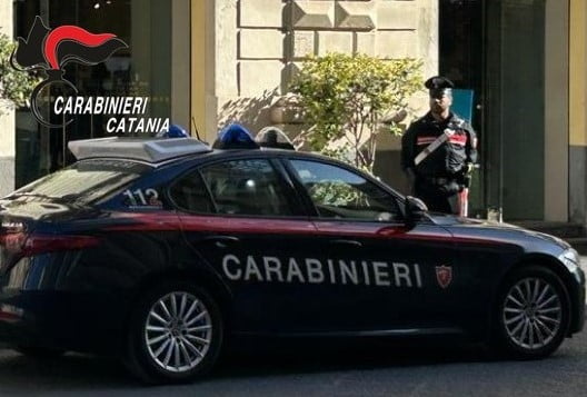 Catania, in un negozio di via Etnea 48enne tenta di rubare 4 capi da donna: bloccato all’uscita