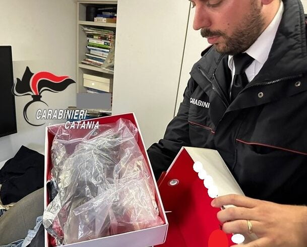 Catania, pusher 20enne davanti alla scuola con 15 g di marijuana: altri 250 trovati a casa