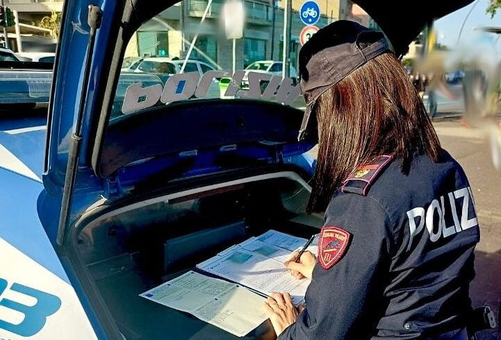 Catania, Polizia scova altri due parcheggiatori abusivi e trova una Ferrari parcheggiata sulle strisce pedonali