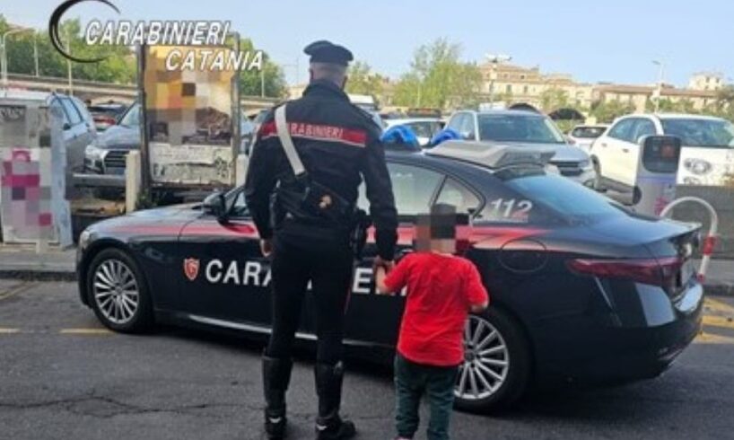 Catania, bimbo di 7 anni “in fuga” dal ristorante: Carabinieri lo ritrovano a passeggiare lungo via Plebiscito