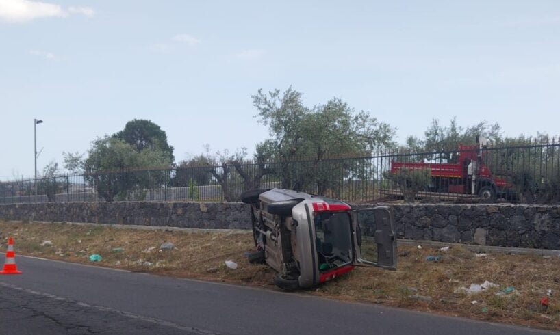 Belpasso, auto si ribalta lungo la SP 229: ferita in maniera non grave la conducente