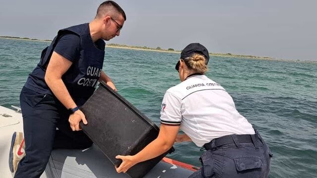 Catania, sequestrate 100 kg di vongole veraci non tracciabili: gettate in mare