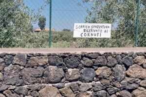 Paternò, lungo la strada Scalilli area rifiuti “riservata ai cornuti”: l’esasperazione dei residenti