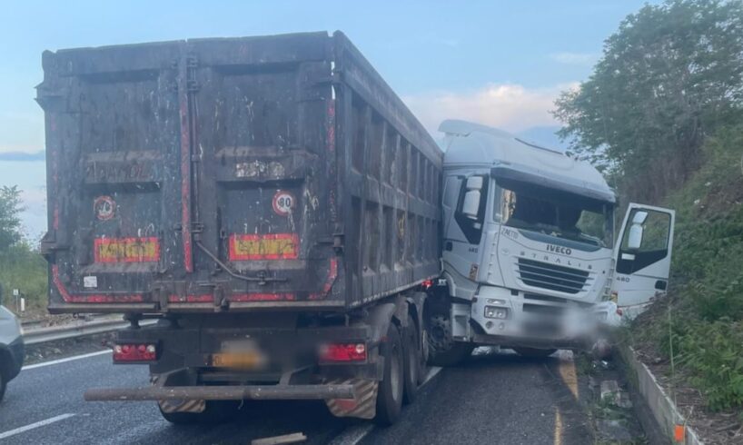 Fiumefreddo, mezzo pesante perde il controllo in autostrada: ferito il conducente