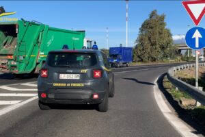 Catania, rifiuti di dubbia provenienza confusi con quelli normali per favorire gli imprenditori: misure cautelari per 7 persone