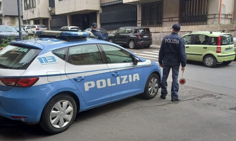 Adrano, il trio ‘ruba fanali’ denunciato dalla Polizia: i tre al lavoro su un’auto in immagini video