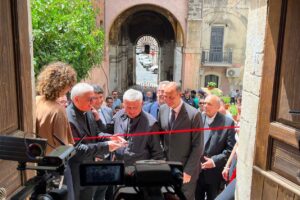 Catania, apre la ‘lavanderia’ di Papa Francesco: presso la Casa dell’Amicizia docce e servizi per i più poveri