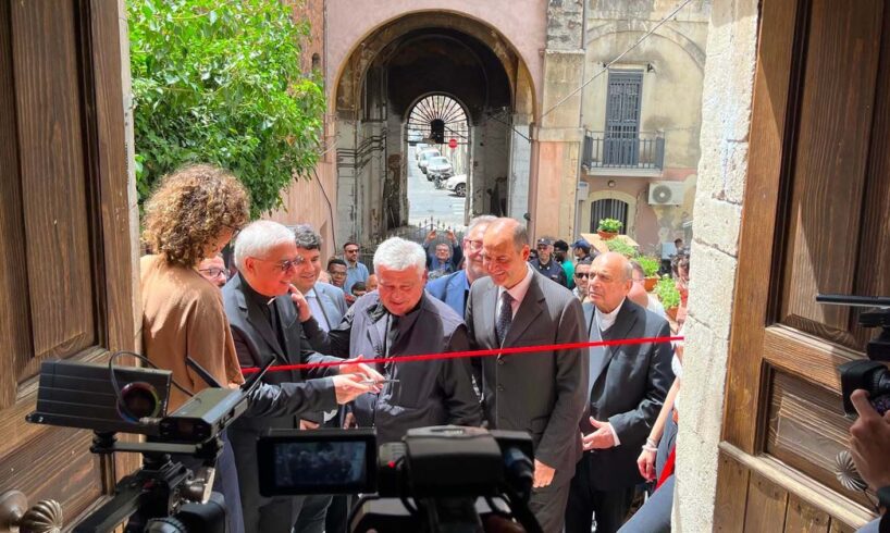 Catania, apre la ‘lavanderia’ di Papa Francesco: presso la Casa dell’Amicizia docce e servizi per i più poveri