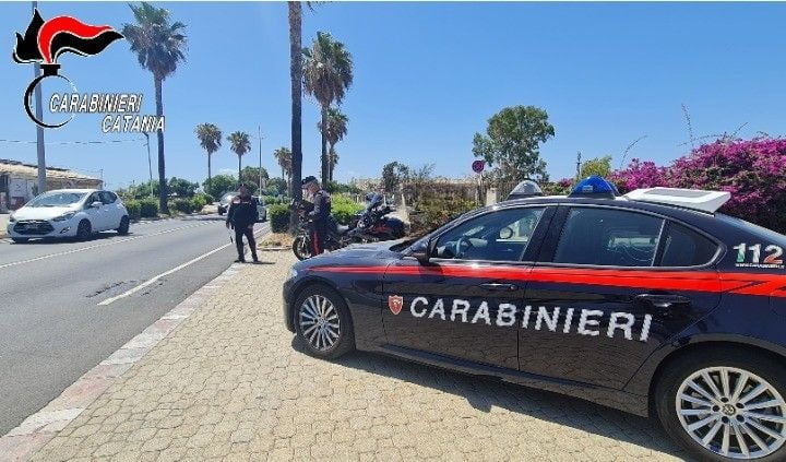 Catania, militari sedano lite tra una minorenne e il fidanzato e lei li aggredisce: denunciata