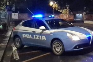 Catania, circuisce militare straniero e poi segnala al complice di rapinarlo: 44enne arrestata