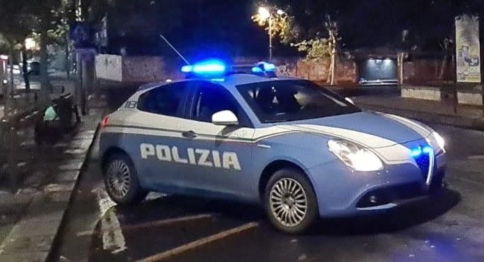 Catania, circuisce militare straniero e poi segnala al complice di rapinarlo: 44enne arrestata