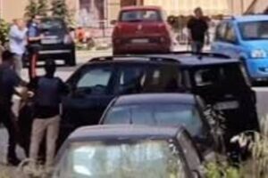 Agrigento, 35enne accoltella moglie e figli e si barrica in casa: lei voleva separarsi