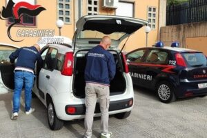 Gravina di Catania, applica all’auto rubata targa e documenti della vecchia Fiat Panda: denunciato operaio 43enne