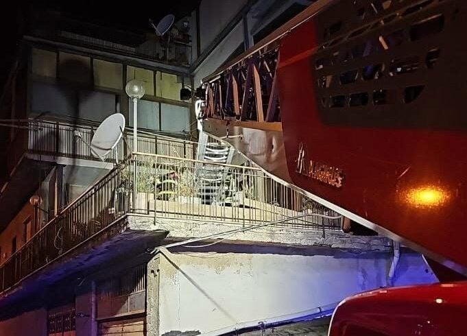 San Giovanni la Punta, fiamme in un condominio: ci sono persone intossicate