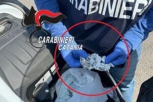 Catania, a Librino arrestati due spacciatori ‘al lavoro’: sequestrati 170 g di cocaina