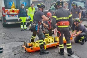 Catania, 27enne cade dentro uno scavo cittadino profondo 10 metri: lungo Corso Martiri della Libertà