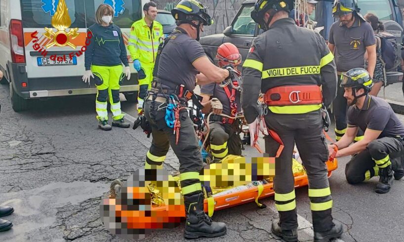 Catania, 27enne cade dentro uno scavo cittadino profondo 10 metri: lungo Corso Martiri della Libertà