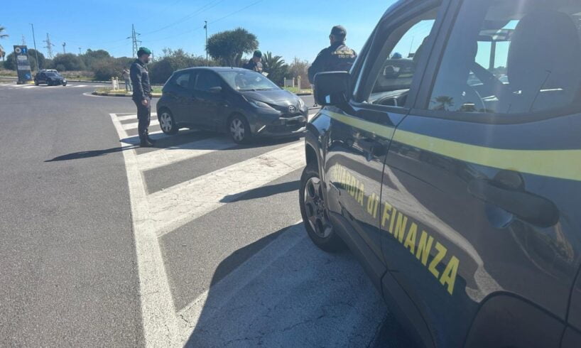 Catania, una pistola ‘Smith & Wesson’ dentro l’auto: 35enne arrestato dopo un inseguimento