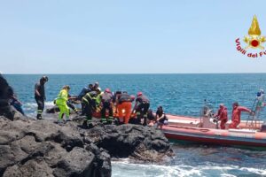 Aci Castello, 16enne precipita dalla scogliera e si ferisce in maniera grave: voleva festeggiare la fine della scuola