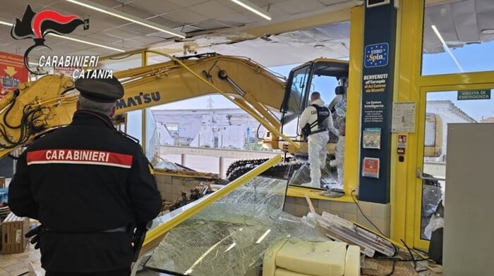 San Gregorio, tentano di rubare due bancomat con escavatore: Carabinieri interrompono azione