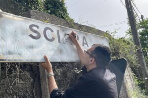 Giarre, il parroco di Sciara ripristina le indicazioni stradali con il pennarello: “Frazione dimenticata”