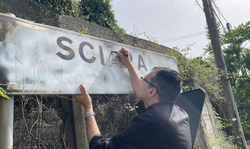 Giarre, il parroco di Sciara ripristina le indicazioni stradali con il pennarello: “Frazione dimenticata”