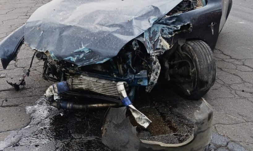 Paternó, auto senza controllo sbatte contro muretto e palo di cemento: feriti conducente e occupante